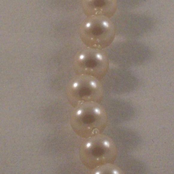 Classic Beige Single Strand Imitation Pearl Necklace 18” Princess Length - Picture 3 of 6